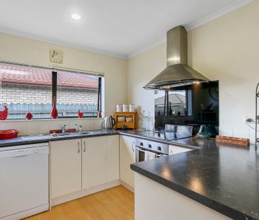 Tidy family home with fenced backyard - Photo 4