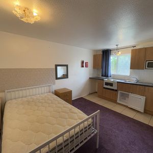 1 bedroom in a house share to rent - Photo 3