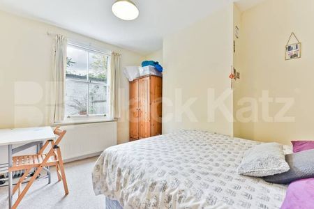 Triplex Georgian town house with two bathrooms & patio area - Photo 5