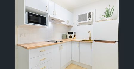 Freshly Renovated Studio Apartment - Photo 2