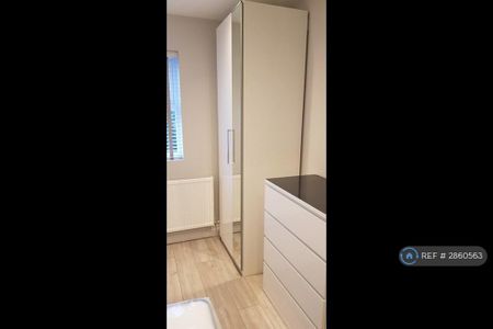1 bedroom in a house share to rent - Photo 4