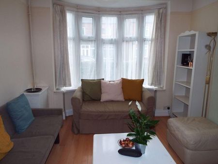 4 bedroom semi-detached house to rent - Photo 5