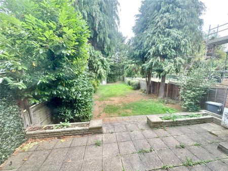 4 bedroom semi-detached house to rent - Photo 3