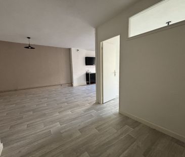 Location Appartement 2 pièces 50m² CHARLIEU 42190 - Photo 3