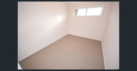 Modern 3 Bedroom Townhouse - Photo 2