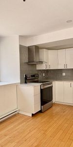 Stunning renovated loft-style 2 bd apartment in OLD MONTREAL - Photo 3