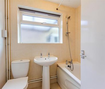 2 bedroom semi-detached bungalow to rent - Photo 3