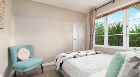 SUNNY STANDALONE HOME - ELLERSLIE - Photo 2