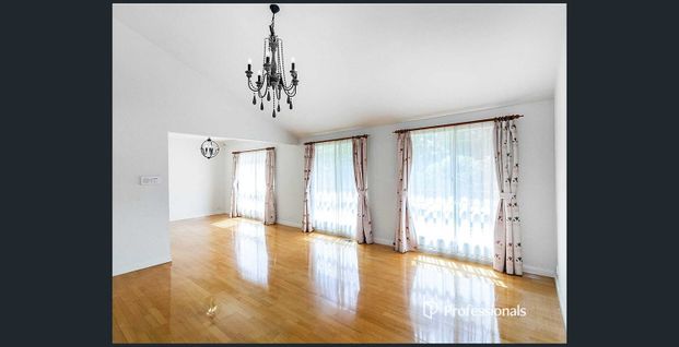 Charming Residential House in Mount Waverley - Photo 1