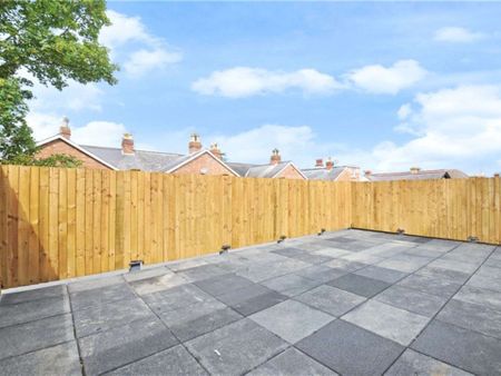 A stylish first floor one bedroom apartment refurbished to a high standard offering a private terrace and one parking space - Photo 4