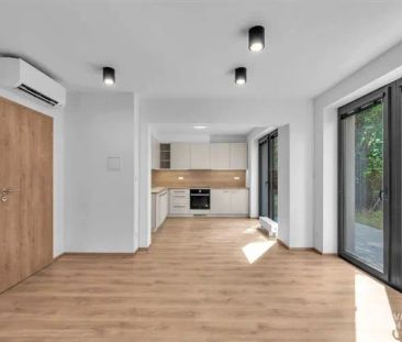 Nový krásný byt s předzahrádkou a 2 parkovacími místy - Fotografie 3