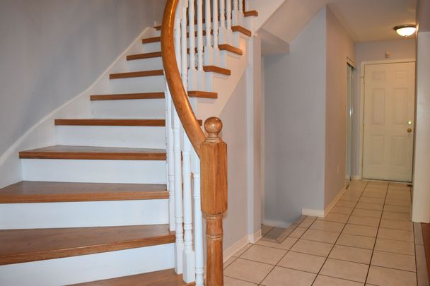 For Lease - 371 Ravineview Way, Oakville, Ontario - Photo 1