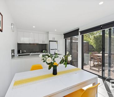 CONTEMPORARY THREE BEDROOM TOWNHOUSE WITH STUNNING PARK VIEWS - Photo 6