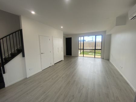 Near New 3-Bedroom Townhouse - Photo 4