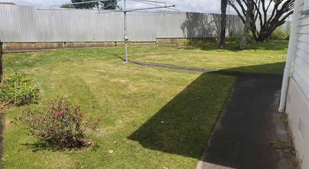 LARGE 4 BEDROOM, 1 BATHROOM FAMILY HOME - Photo 2