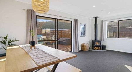 Spacious and modern 3 bedroom family home in Totora Park - Photo 2