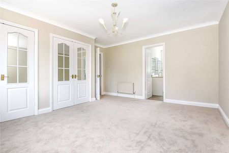 Stylish and spacious family home situated in a popular area of Sevenoaks - Photo 3