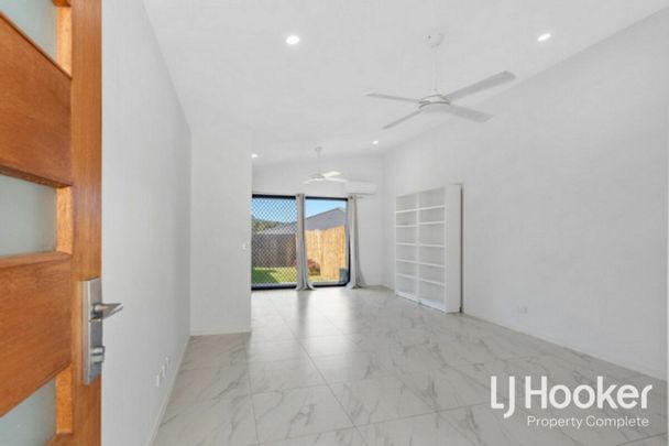 Ultra-Modern Studio Living - Private Grassed Courtyard with Garden Shed! - Photo 1