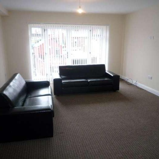 3 bedroom flat to rent - Photo 1