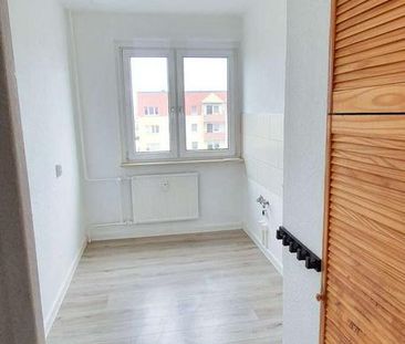 Familienfreundliche Anlage: gepflegte 3 Raum Wohnung mit Loggia zen... - Photo 1