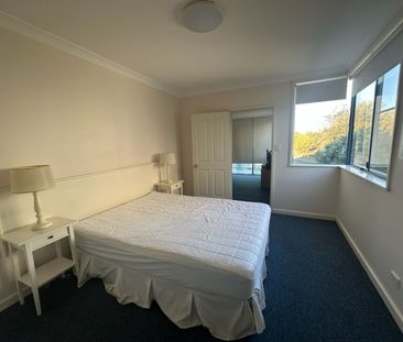 Light-Filled 3-Bedroom Apartment Opposite Bennetts Beach - Photo 2