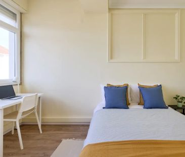 Room in a shared 9-bedroom apartment for rent in Lisbon - Photo 2