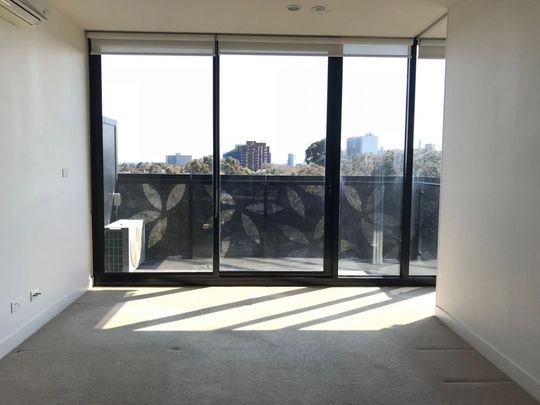 Modern One-Bedroom Apartment in Prime North Melbourne Location - Photo 1