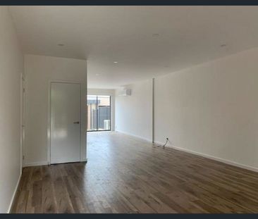 Spacious & Modern 3-Bedroom Townhouse In Prime Craigieburn Location - Photo 1