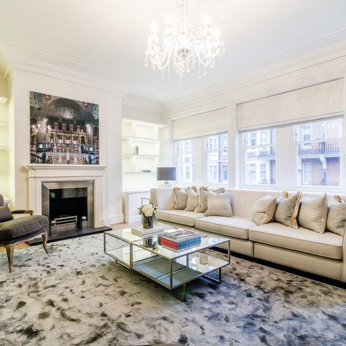 3 bedroom conversion flat with 1 reception and 3 bathrooms in Mayfair, W1K - Photo 1