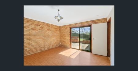 RENOVATED TWO STORY DUAL LIVING HOME IN THE HEART OF COOLANGATTA - Photo 3