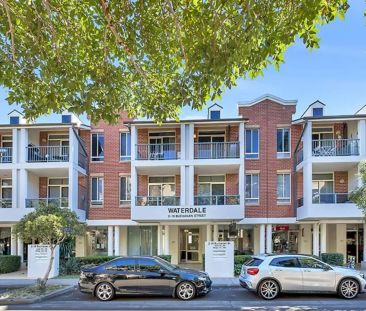 Sun-filled split level apartment - Photo 4