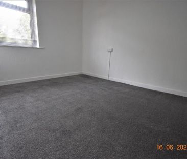 3 bedroom end of terrace house to rent - Photo 3