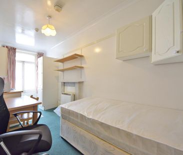 Terraced house to rent - Photo 4