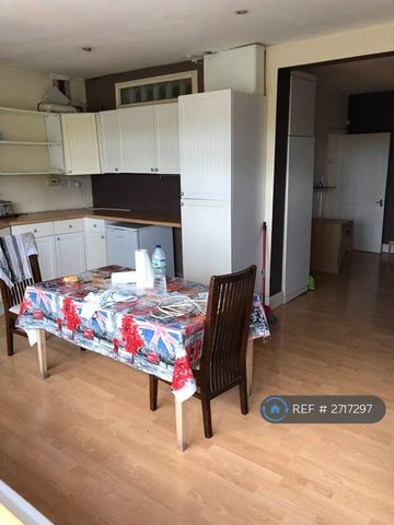 4 bedroom semi-detached house to rent - Photo 5