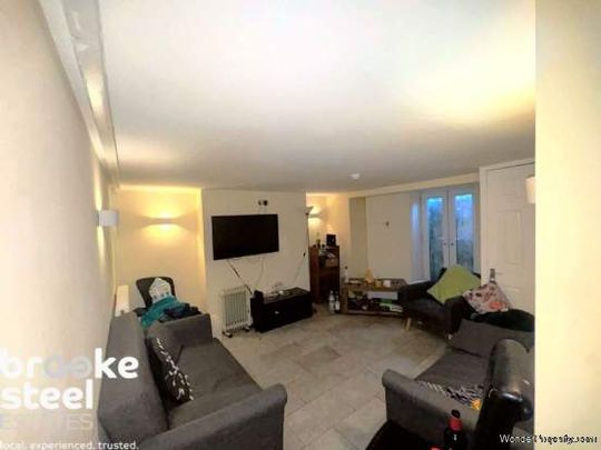 5 bedroom property to rent in Salford - Photo 1