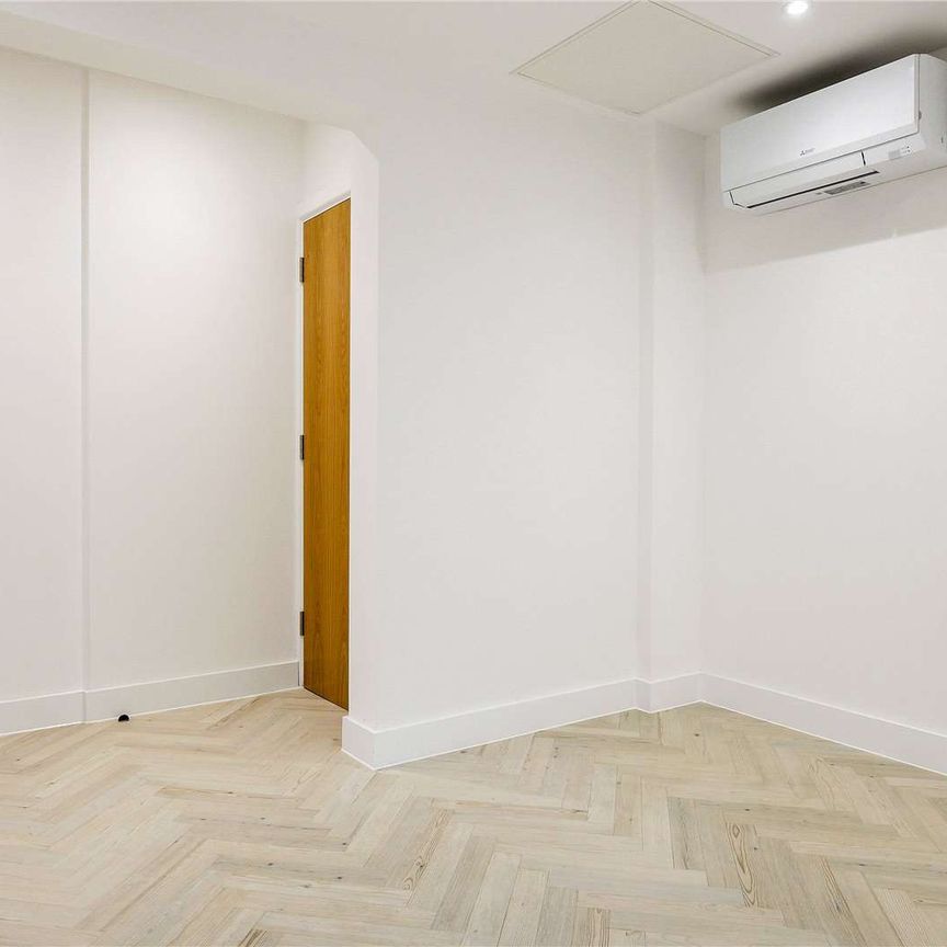 A newly refurbished third floor two bedroom flat. - Photo 1