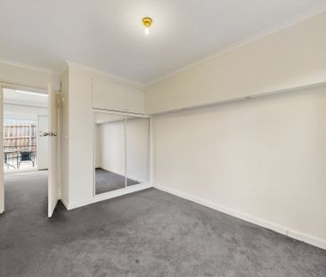 Easy Living in the Heart of Essendon – Water & Power Included - Photo 5
