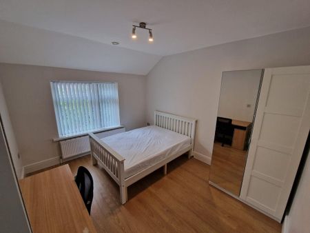 4 bedroom semi-detached house to rent - Photo 4