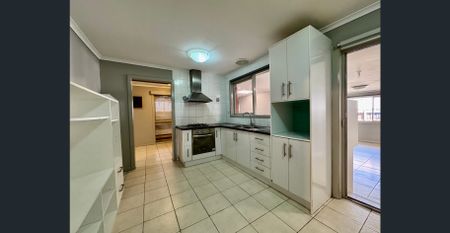 SPACIOUS 5-BEDROOM FAMILY HOME FOR LEASE - ST ALBANS - Photo 4