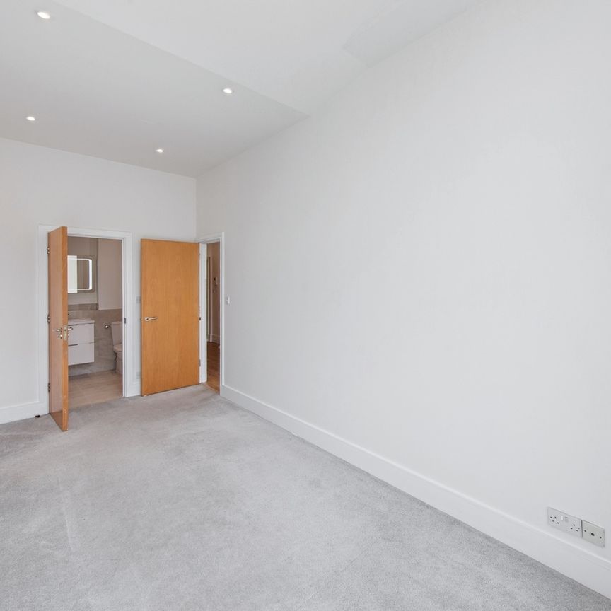2 Bed Flat, Deptford Broadway, SE8 - Photo 1