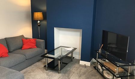 Fantastic 3 bedroom property with a HUGE bathroom! - Photo 3