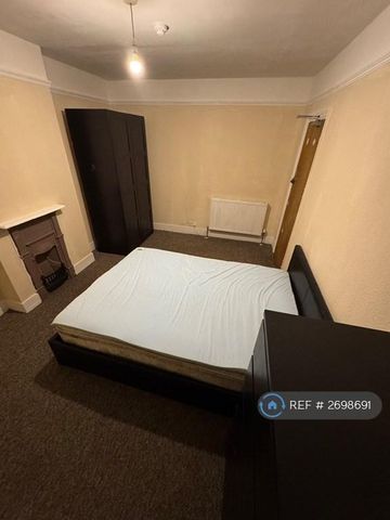 1 bedroom in a house share to rent - Photo 2