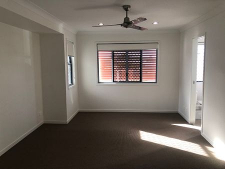 Fully fenced low maintenance yard - Photo 2