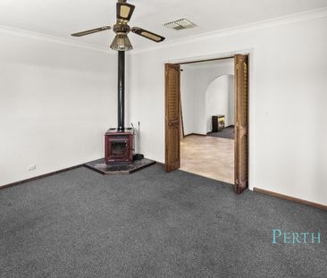 Comfortable Three-Bedroom Residence Near Schools & Shops!! - Photo 4