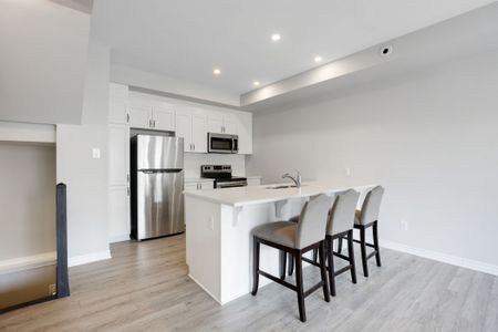 For Lease - 816 Mikinak Road, Manor Park - Cardinal Glen and Area, Ontario - Photo 2