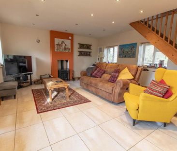 4 bedroom semi-detached house to rent - Photo 1