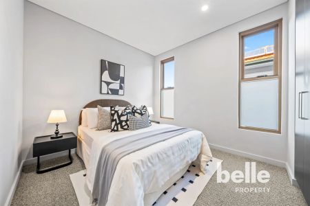 Brand-new 5 bedrooms family home in North Ryde for Rent - Photo 5