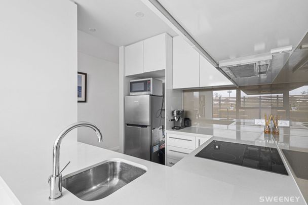 Chic one bedroom apartment with bay views in prime location - Photo 1