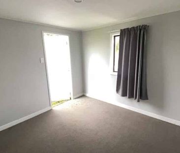 Spacious 3-Bedroom Home with 2 Outside Sleepouts - Photo 2