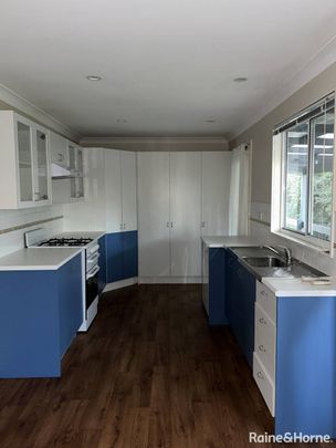 CHARMING FAMILY COTTAGE IN A QUIET CUL-DE-SAC LOCATION - Photo 1